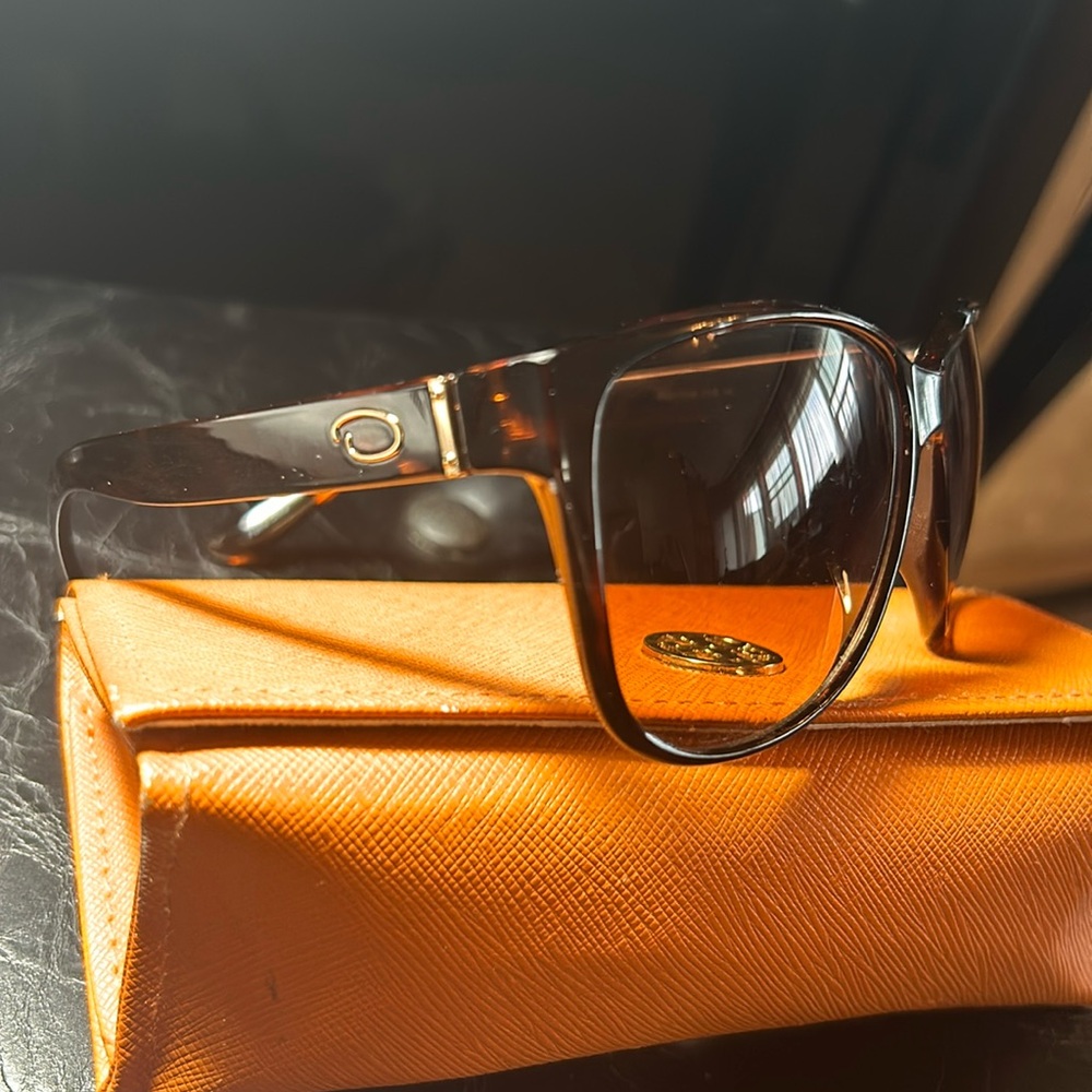 Oscar De La Renta tortoise shell sunglasses
